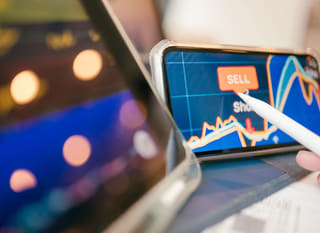 Investitor analizând opțiuni de tranzacționare cu Bitcoin, Ethereum pe piețe multiple și forex