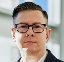 Portretul lui Alexander Hughes, director general al unei companii de trading în criptomonede